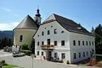 KAM-001917-Itter-Gemeindeamt-und-Kirche-im-Sommer-Fotograf-Hannes-Dabernig